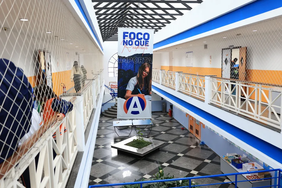 Corredor da unidade do Colégio Acesso com banner Foco no que Importa