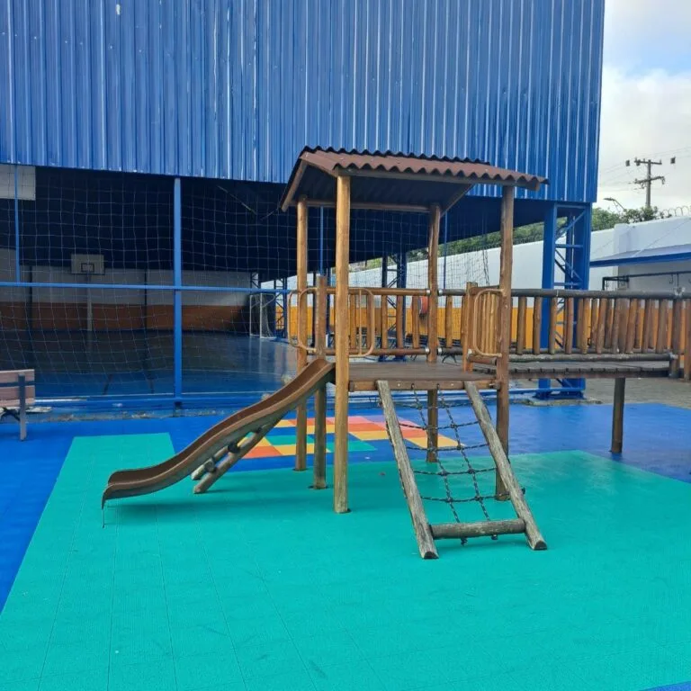 Playground colorido com escorregador e piso emborrachado