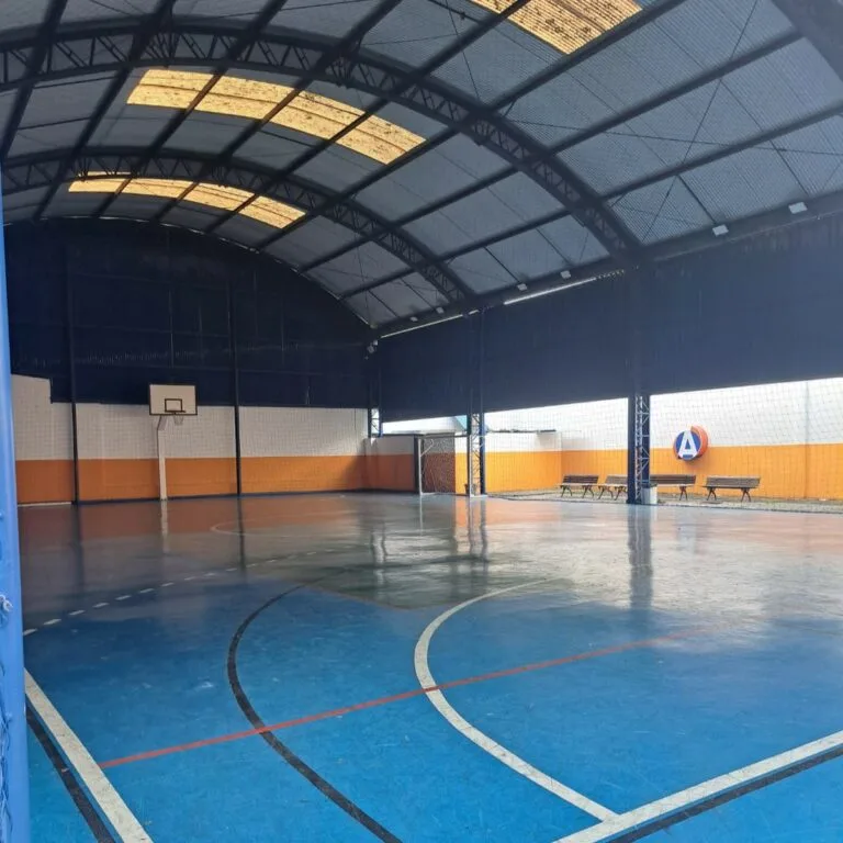 Quadra poliesportiva coberta da unidade