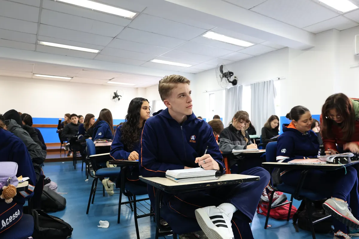 Aluno do Ensino Médio do Colégio Acesso atento em sala de aula
