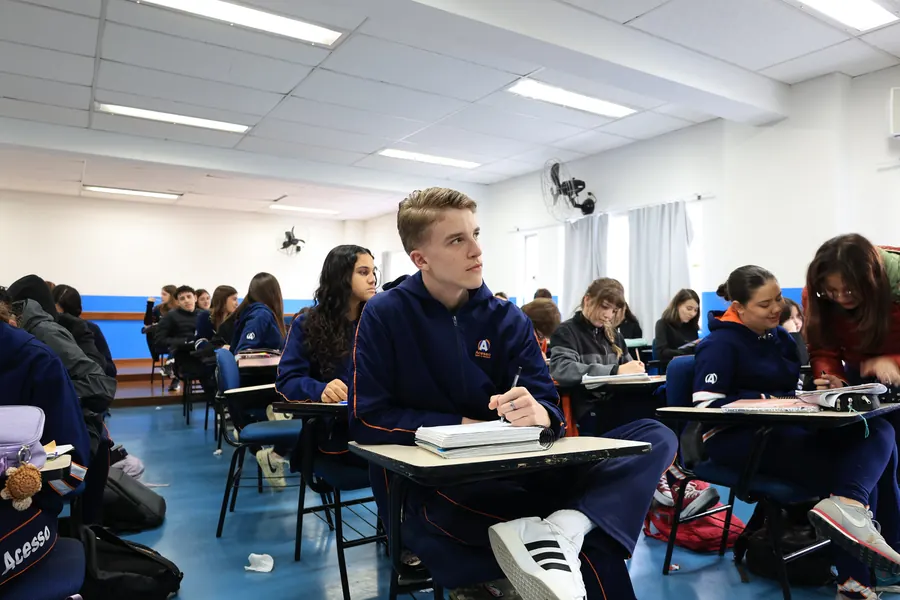 Aluno do Ensino Médio do Colégio Acesso atento em sala de aula