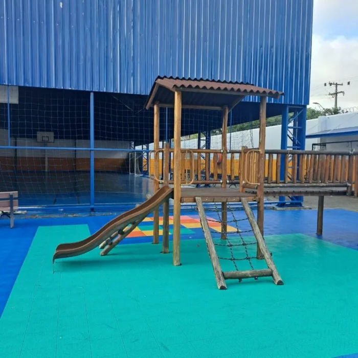 Playground colorido da unidade do Colégio Acesso