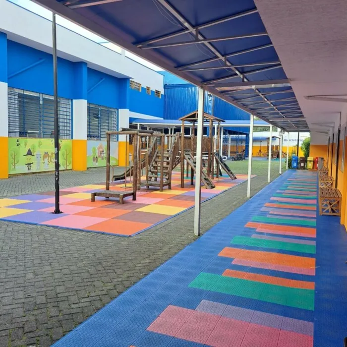Corredor coberto com piso emborrachado colorido