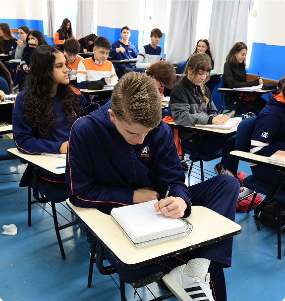 Aluno do Ensino Médio do Colégio Acesso em frente a mural motivacional da escola