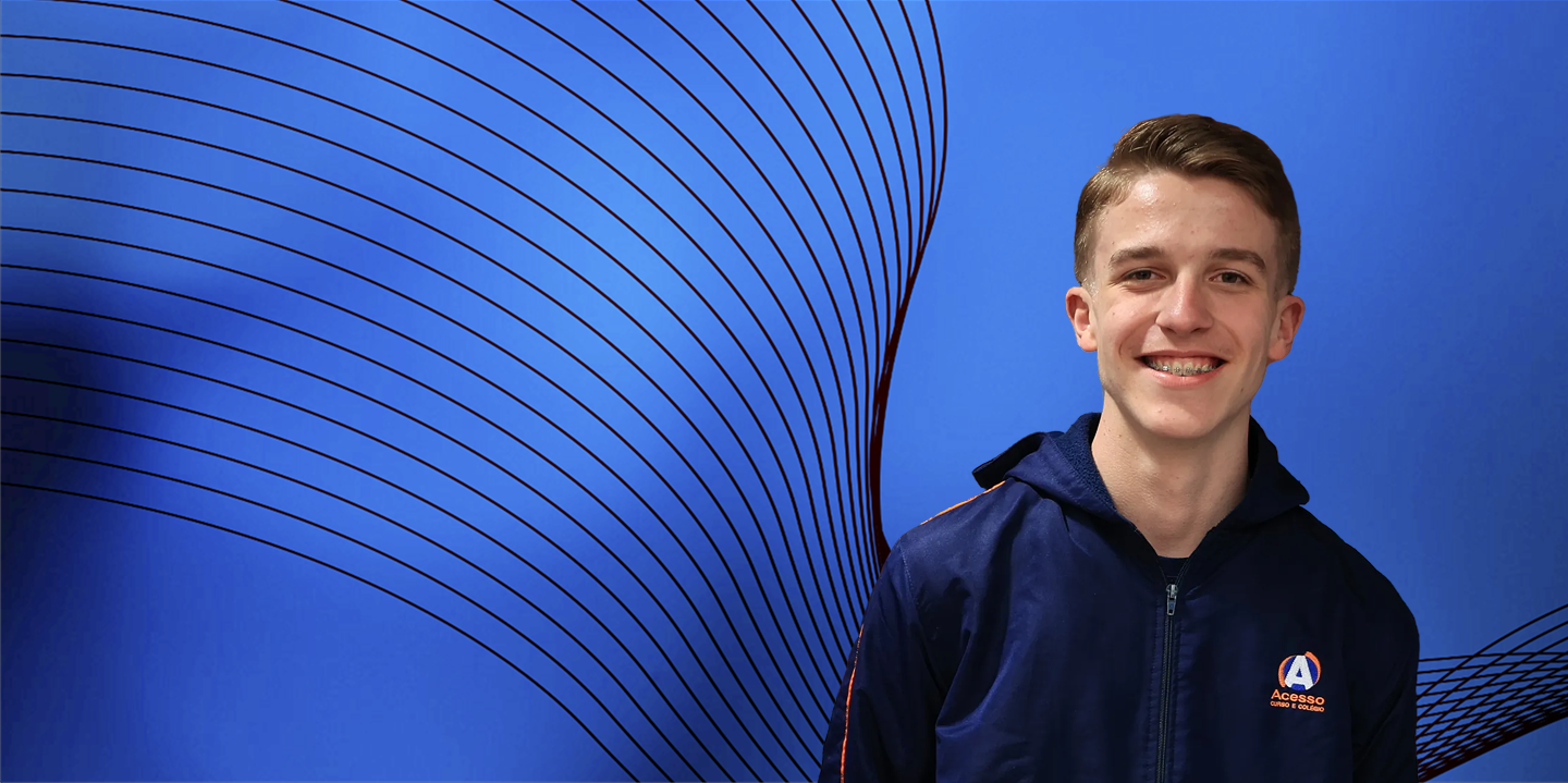 Aluna do Ensino Médio do Colégio Acesso de braços cruzados, sorrindo